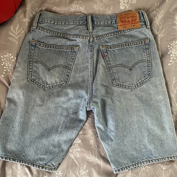 Vintage Levi’s denim shorts! - Picture 2 of 6